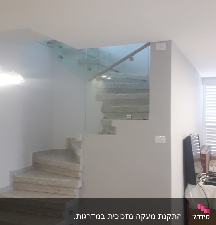 מעקה זכוכית שקוף ליד מדרגות פנימיות